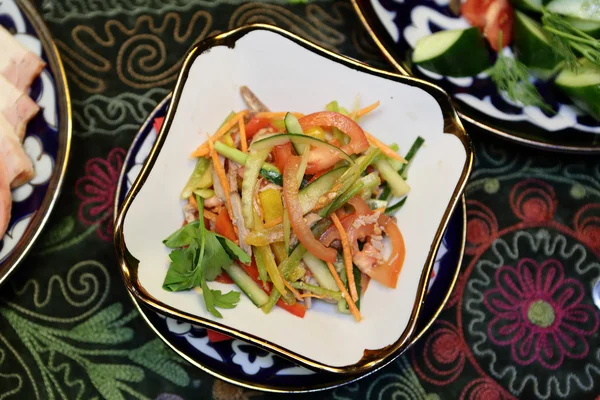 Salada de vitela com verduras — Fotografia de Stock