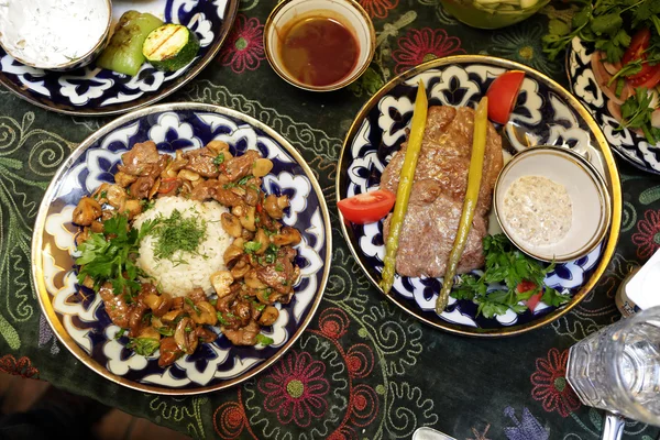 テーブルの上に食べ物のプレート — ストック写真