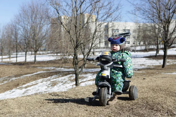 Pensive toddler on bike — Stock Photo, Image