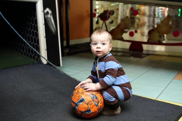 Criança com uma bola — Fotografia de Stock