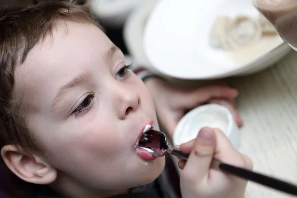 Дитина їсть м'ясні пельмені — стокове фото