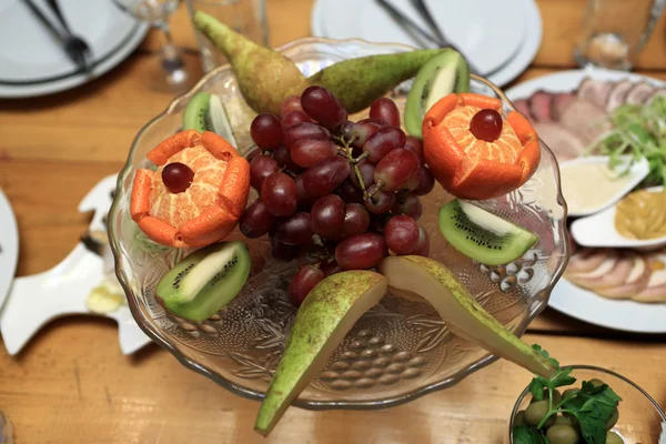 Talíř s různým ovocem — Stock fotografie