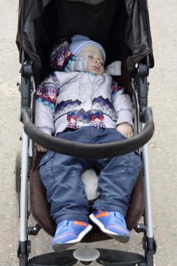 Uyumayı Puseti içinde yürümeye başlayan çocuk