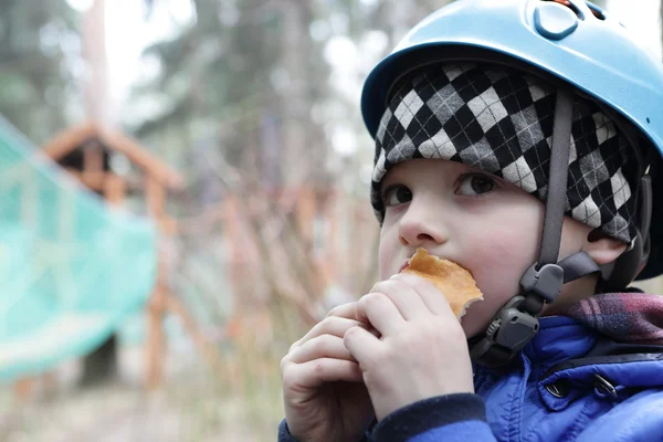 Niño comiendo pastel —  Fotos de Stock