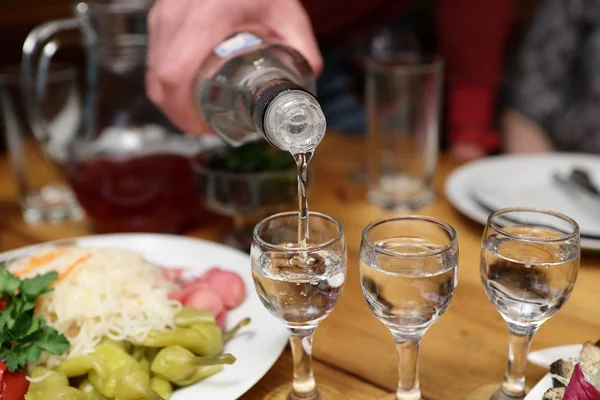 Bartender fyllning vodka — Stockfoto