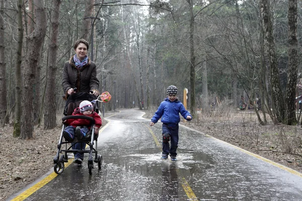 Family in spring park — Stock Photo, Image