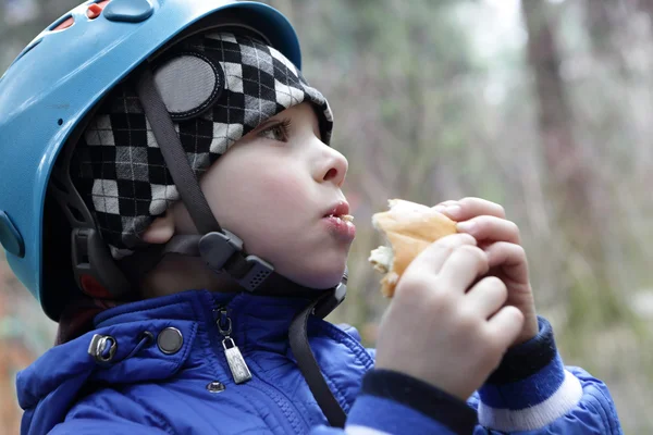 Boy eating cake — Stock Photo, Image