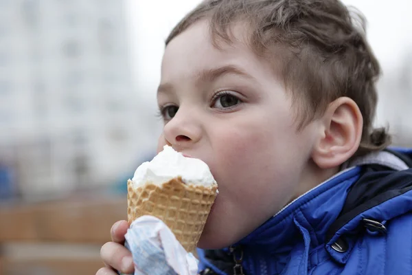 Kind die ijs eet — Stockfoto