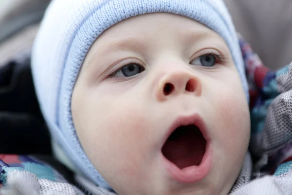 The yawning toddler — Stock Photo, Image
