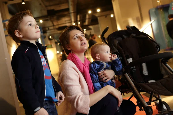 Family in museum — Stock Photo, Image