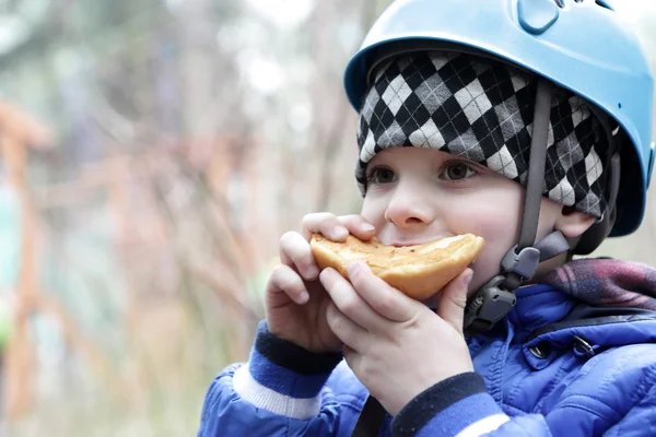 Niño comiendo pastel — Foto de Stock