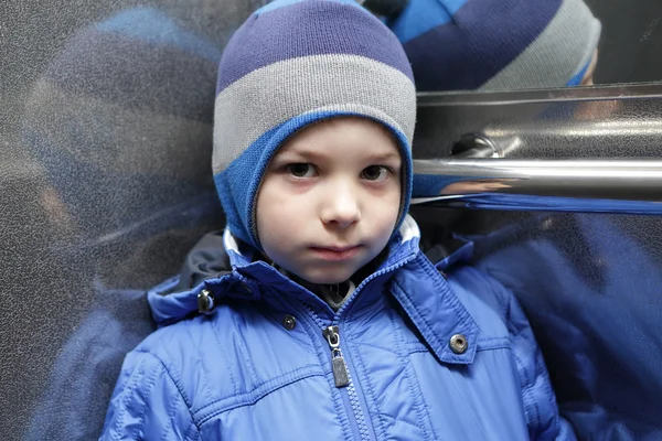 Niño en un ascensor — Foto de Stock