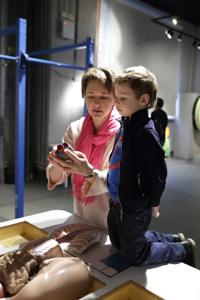 Madre contándole a su hijo sobre el corazón — Foto de Stock