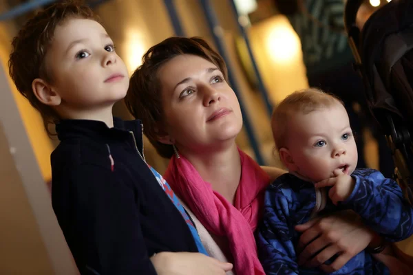 Madre y sus hijos en el museo — Foto de Stock