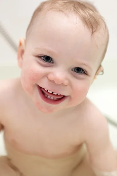 Criança sorridente no banheiro — Fotografia de Stock