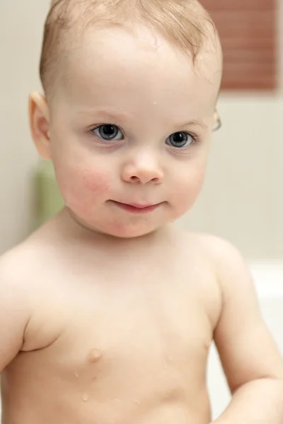 Criança grave no banheiro — Fotografia de Stock