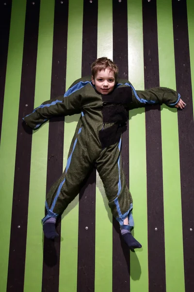 Jongen hangt aan de muur — Stockfoto