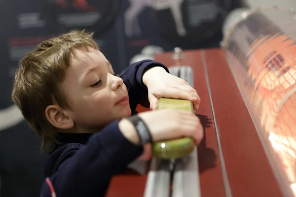 Niño en el museo — Foto de Stock