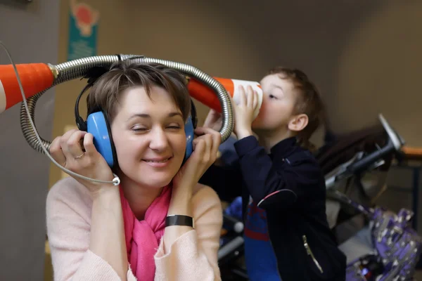 Familie spielt mit Spielzeug-Kopfhörern — Stockfoto