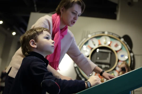 Mamma med son i museet — Stockfoto