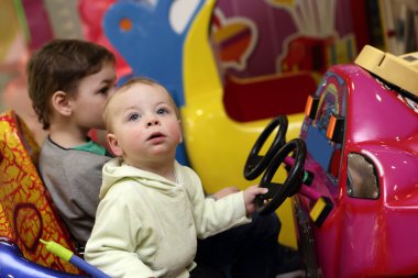 İki kardeş araba simülatörü oynamak