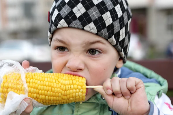 孩子吃玉米 — 图库照片