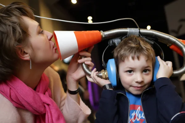 Família brincando com grandes fones de ouvido de brinquedo — Fotografia de Stock