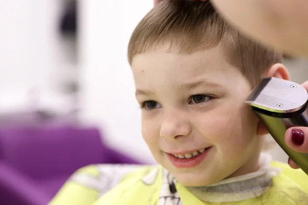 Anak yang bahagia di tempat cukur rambut — Stok Foto