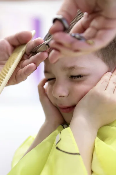 Bambino che ha un taglio di capelli — Foto Stock