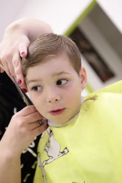 Child at hairdresser salon — Stock Photo, Image