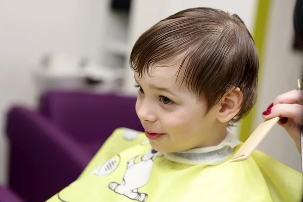 Corte de cabelo infantil para um menino. penteado elegante e moderno.  cuidados com o cabelo da criança. cabelo curto.