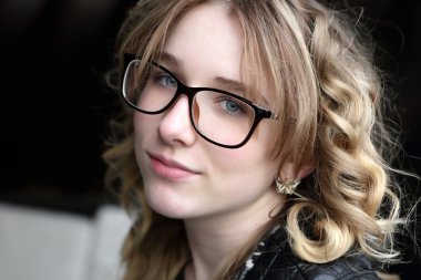 Gözlük gülümseyen genç