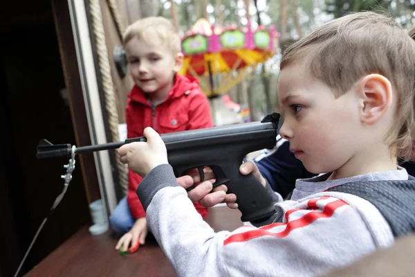 Kid shooting air pistol — Stock Photo, Image