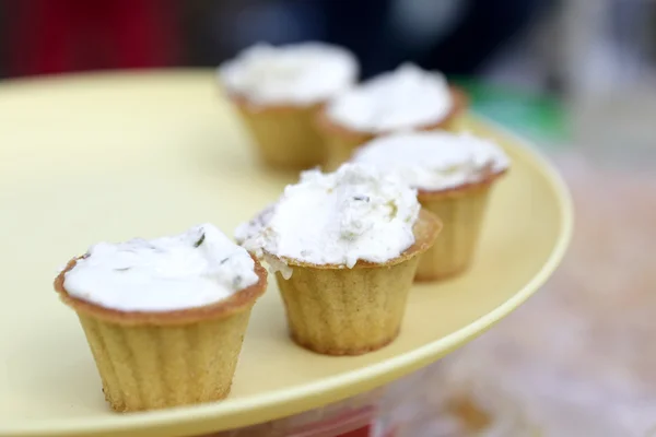 Tartlets met kaas op gele plaat — Stockfoto