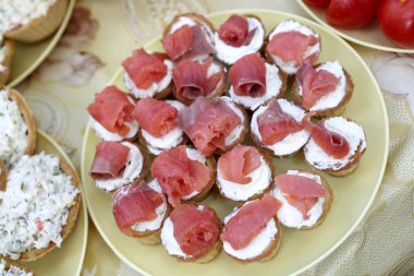 Tartlets peynir ve Somon dilimleri ile