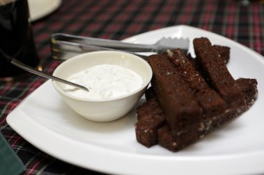 sarımsaklı kruton sos ile