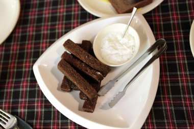 Sarımsak croutons ve sos