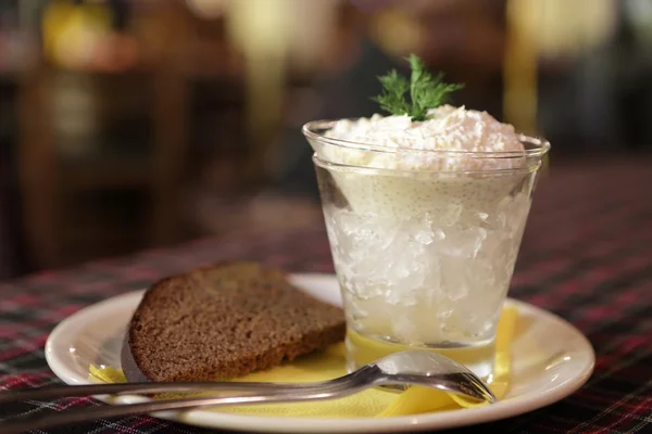 Caviar de lucio con pan negro en un plato —  Fotos de Stock