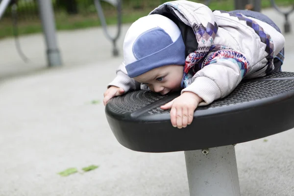 Niño en el parque infantil — Foto de Stock