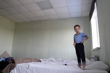 Çocuk yatağa ayakta