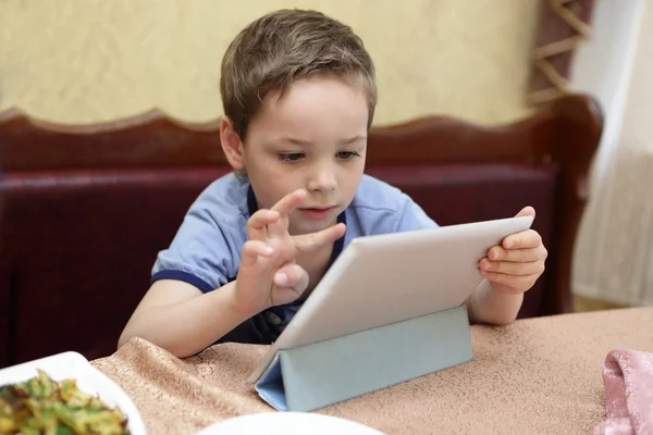 Menino usando tablet pc — Fotografia de Stock