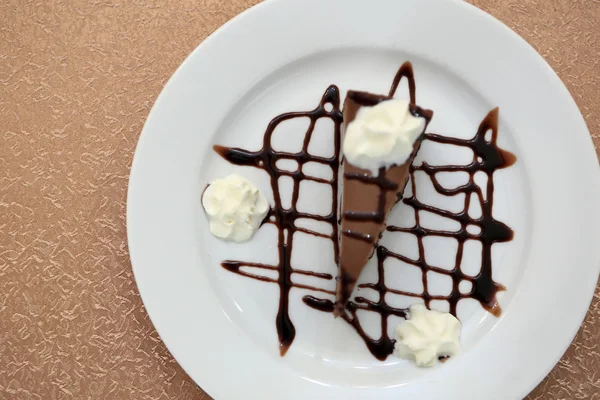 Assiette avec gâteau au fromage au chocolat — Photo