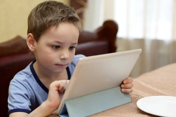 Criança usando tablet PC — Fotografia de Stock
