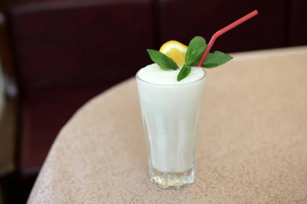 Glas Milchshake im Restaurant — Stockfoto