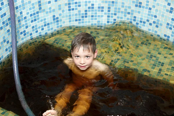 Barn i jacuzzi — Stockfoto