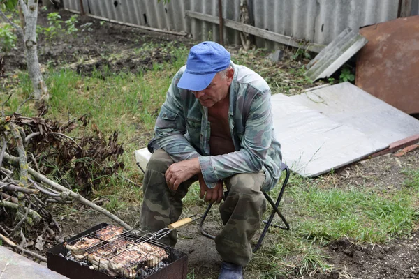 Man cooking catfish — Stock Photo, Image