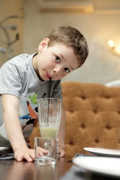 Kid dricka smoothie — Stockfoto