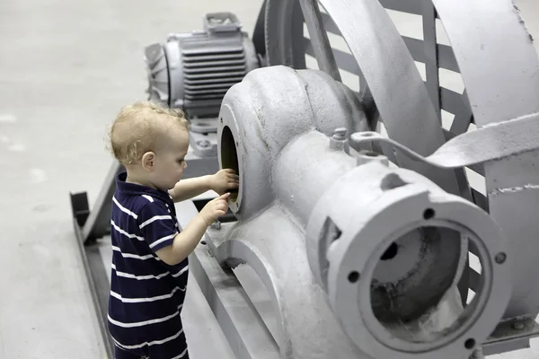 Child at old factory — Stock Photo, Image