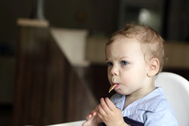 Krep yemek yürümeye başlayan çocuk