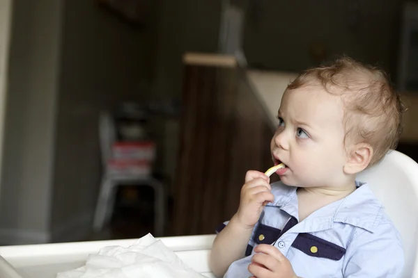 Child eating lemon — Stock Photo, Image